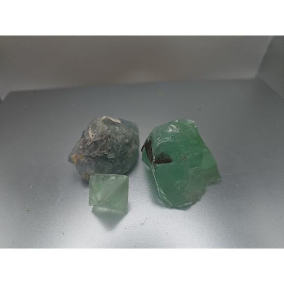 Flourite Specimens 3pcs .97oz - Picture 3 of 8